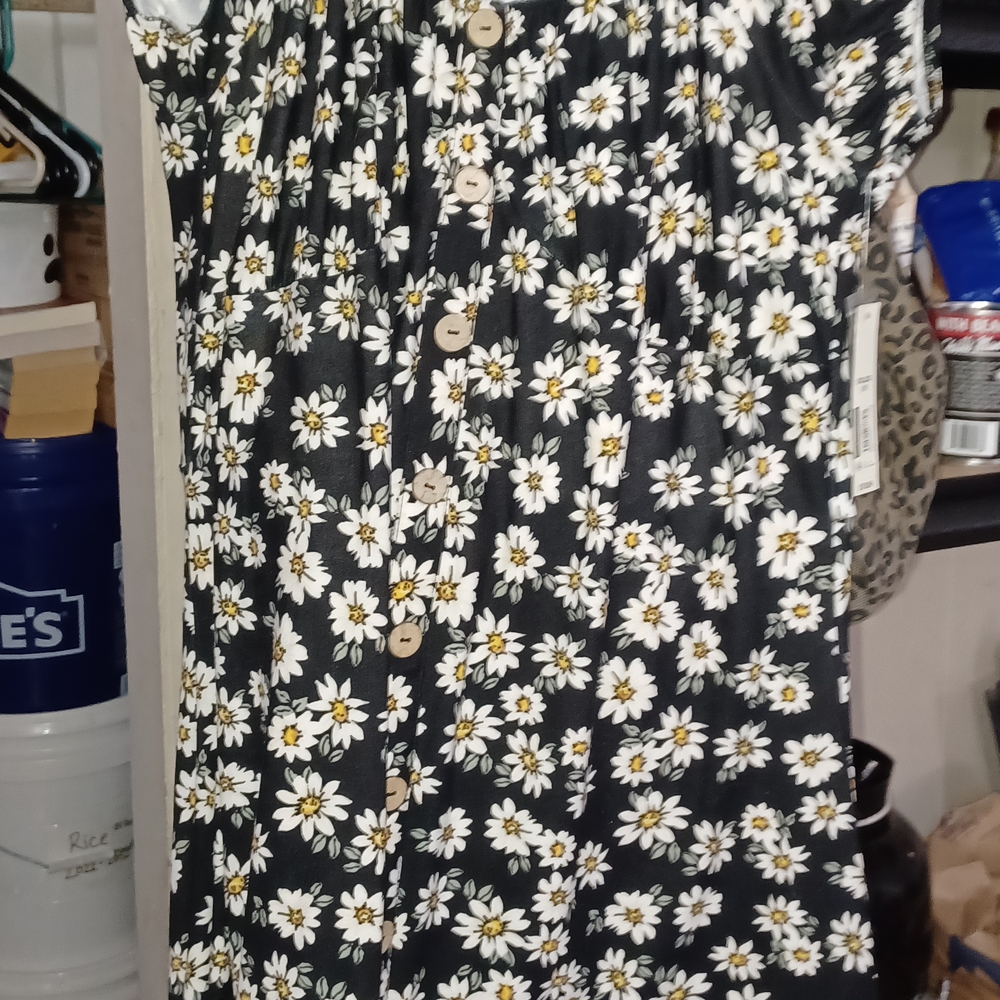 No Boundaries Black Daisy-Print Button Top with Yellow Centers